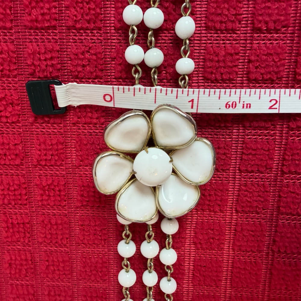 Vintage White Beaded Floral Bracelet Gold Tone Triple Strand Mid Century - Picture 10 of 10